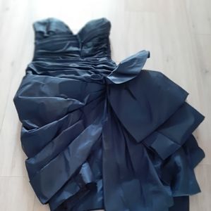 Vintage 80s prom dress, size 8 but runs small. Waist is 26” and length is 31”